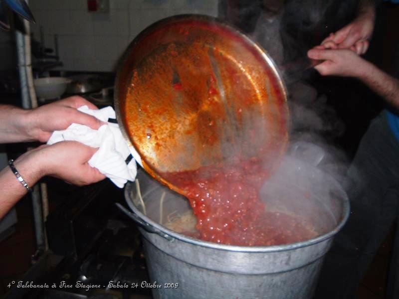 0054.JPG - Versiamo il sugo sulla pentola della pasta..