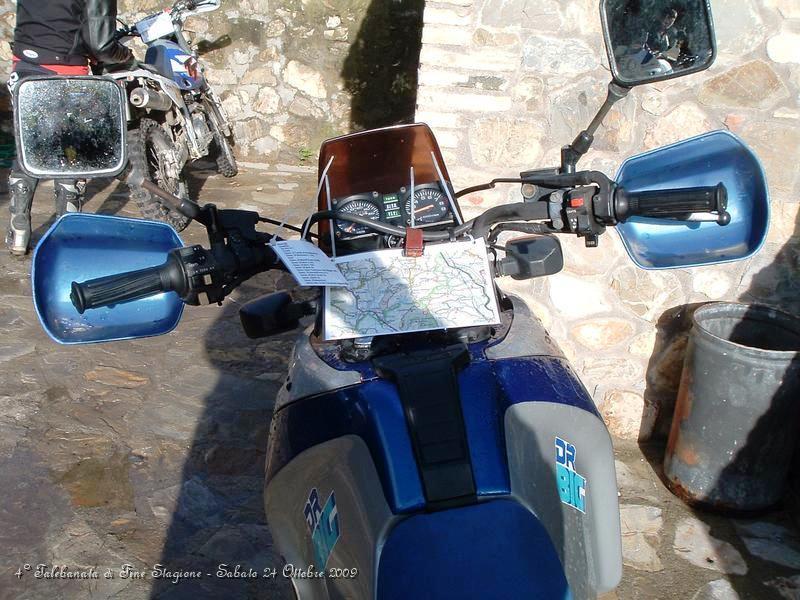 0132.JPG - Arrivati alle Moto si monta la cartina e le informazioni di supporto...