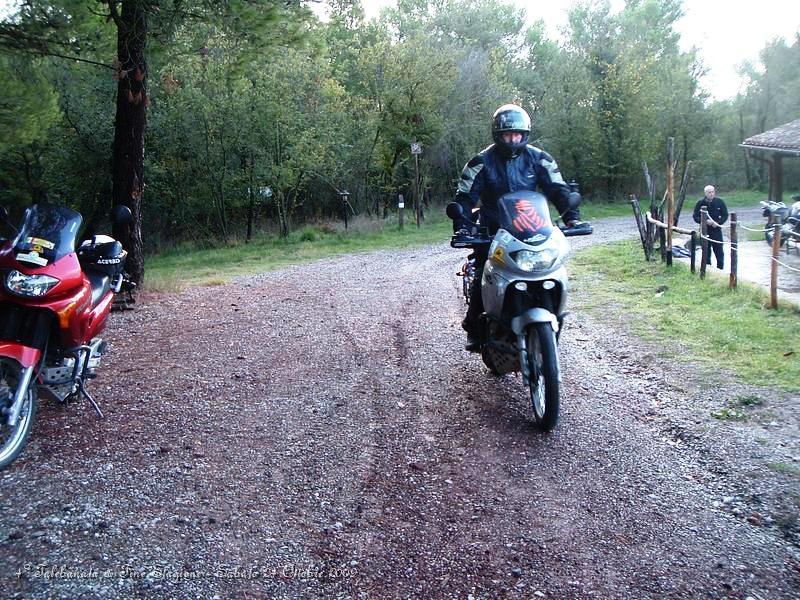 0139.JPG - Ecco Taenduro, il pazzo che è partito da Corato, in provincia di Bari, mah, dopo tutti quei km e soprattutto quelli appena fatti a piedi, pare riposato come una piuma.. :-)