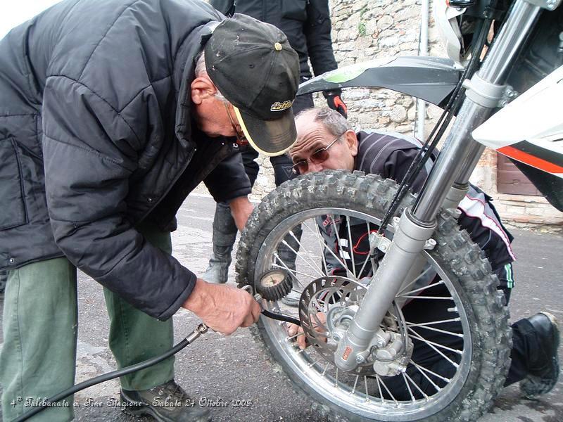 0256.JPG - ... e andiamo da Rinaldo, il Meccanico che ha oltre 80 anni di Celle sul Rigo, la cosa curiosa è che sia Gino che Rinaldo sono nati lo stesso Giorno e cioè il 4 Febbraio.