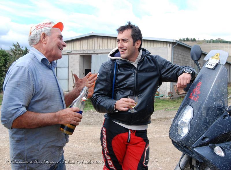 0268.JPG - Bellissima foto, Giocondo, lo Zio di Gino e Riccardo discutono sulla qualità del Vino, ovviamente la Ktm 990 presente sta a sentire tutto e, visto che a Lei non tocca nemmeno un sorso si rivarrà su Riccardo... ehehheh  :-)