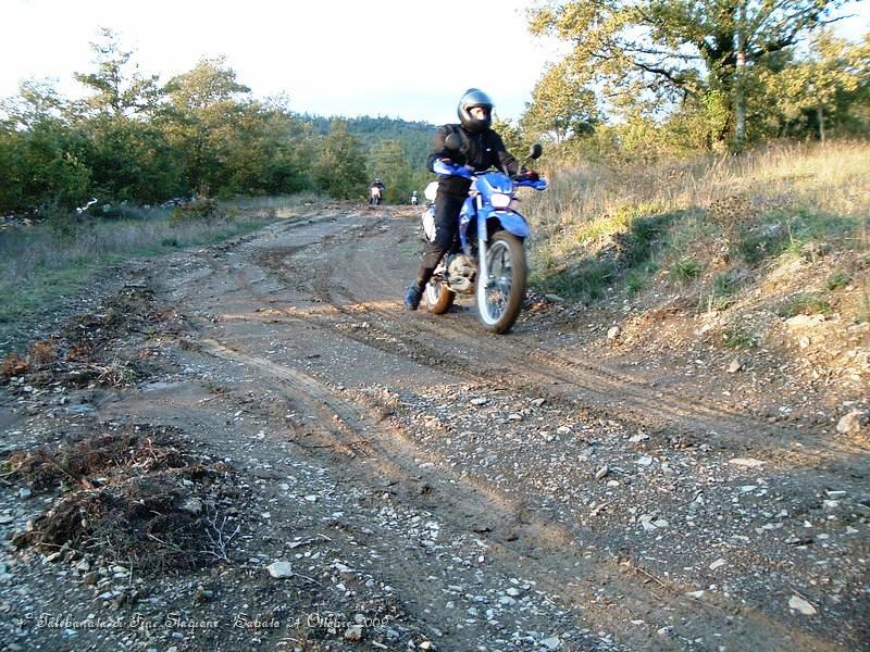 0355.JPG - Qui siamo alla fine del tratto fangoso, ovviamente le Moto leggere riescono a districarsi meglio...