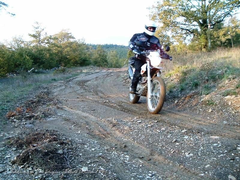 0357.JPG - Qui siamo alla fine del tratto fangoso, ovviamente le Moto leggere riescono a districarsi meglio...