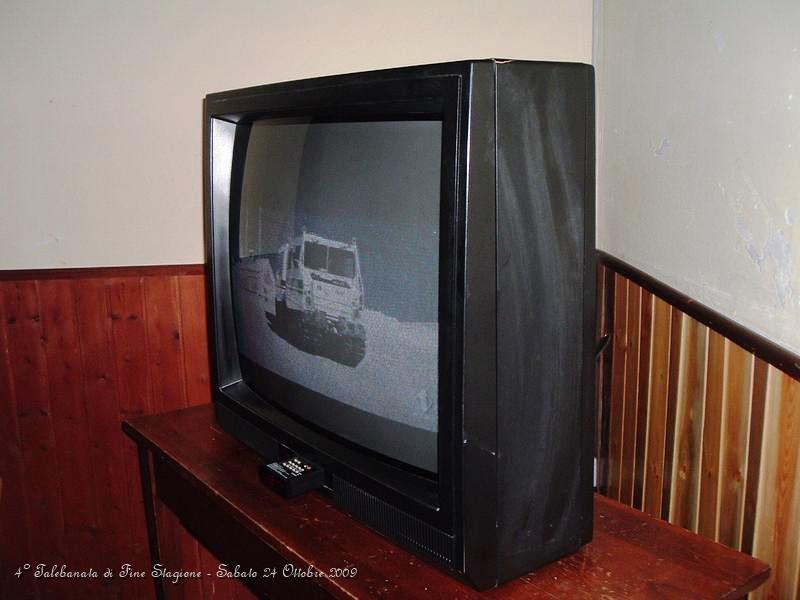 0390.JPG - Accendiamo la televisione per vedere il Moto Gp... , la televisione non ha l'antenna, ma qualcuno riesce a sintonizzare l'attrezzo in un modo al quanto artigianale... :-)