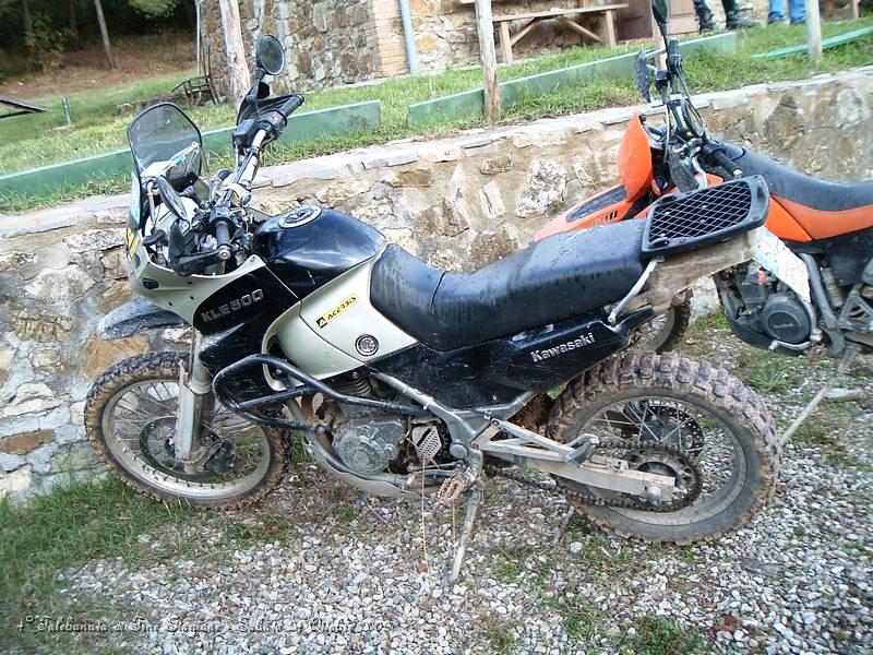 0405.JPG - E' l'ora di tornare a casa, le Moto cominciano ad essere caricate...