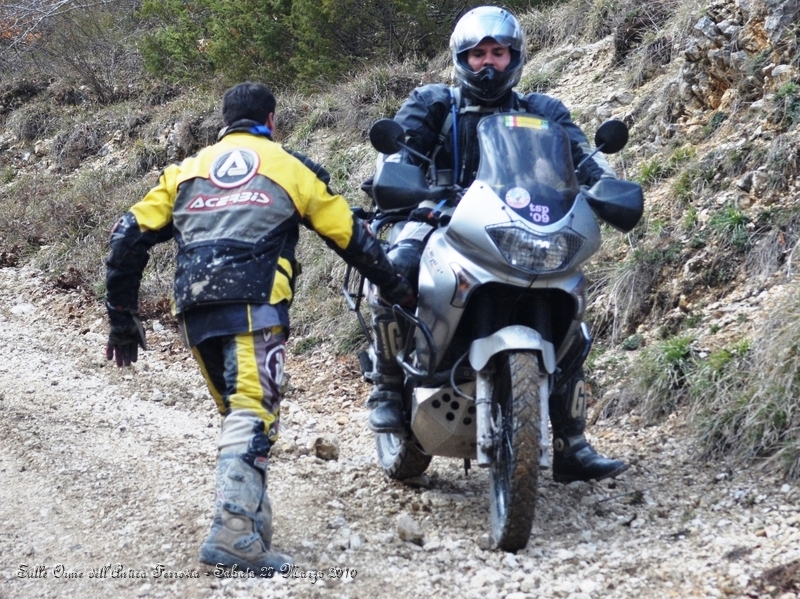 DSCN7179.JPG - Si scende con il motore spento e tanto niente... Gino frena le moto come può..