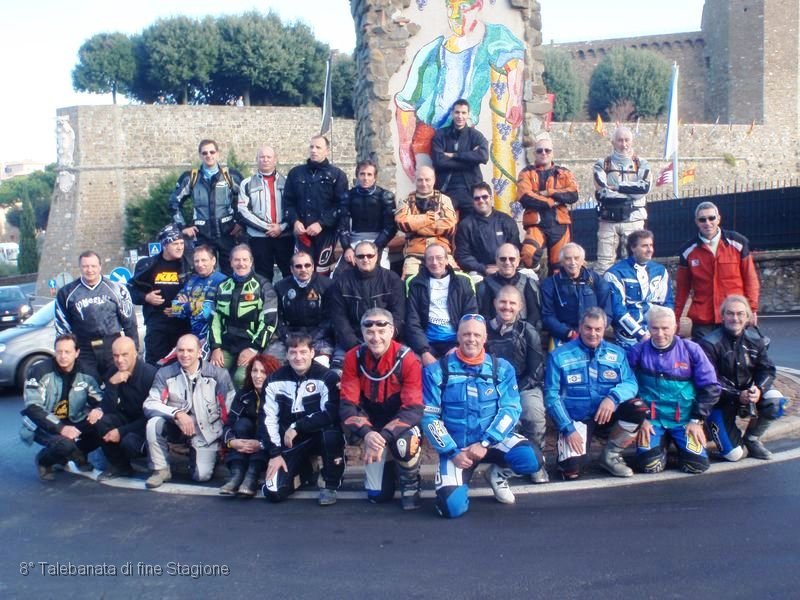 2.JPG - 35 Partecipanti alla partenza dell' ottava Talebanata di fine Stagione !! Nella foto manca Gino che scatta la foto, Carlo che è andato a sistemare la moto e Luigi che si aggiungera' a Bagno Vignoni...