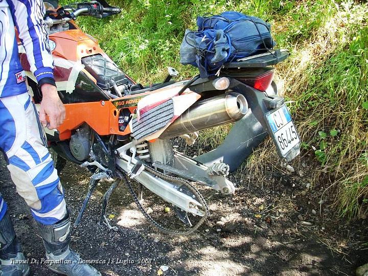 0490.JPG - Smontiamo la ruota, e dire che Alberto non aveva mai forato con questa Ktm .. evidentemente c'ha preso gusto ... eheh :-)