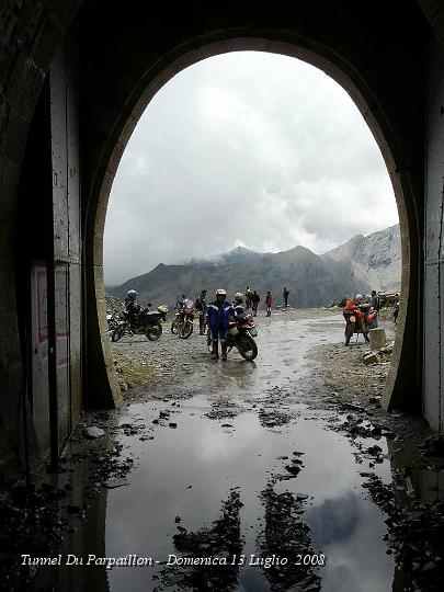 0562.JPG - Nel corso della Vita di questo Tunnel, quanti saranno passati di qui ? Ci saranno state delle battaglie ? Sofferenza ? Saranno nati Amori ? Chissa', chissa', per noi è una gioia immensa arrivare quassù tutti senza nessun problema.. :-)