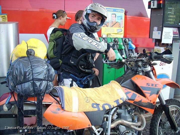 0009.JPG - Eccolo l'Eroe, mentre fa il pieno alla sua indistruttibile Motoretta.