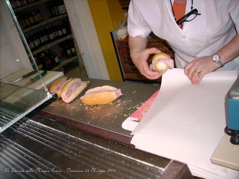 DSCN5737.JPG - Preparazione panini al supermercato.