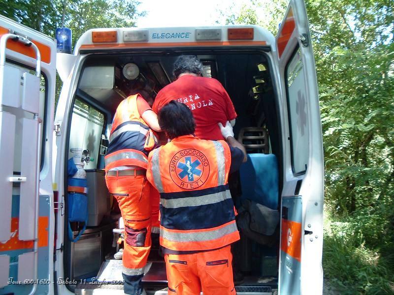 DSCF0833.JPG - Salito in Autoambolanza sarà portato all'Ospedale di Rieti, distante una cinquantina di Km dove gli sarà confermata la frattura, ma fortunatamente senza toccare minimamente i tendini. Ovviamente il suo inseparabile Amico Elver prende il Furgone e segue il Romagnolo a Rieti. Sono cose che capitano, però è veramente sfortunato il nostro Renatun.