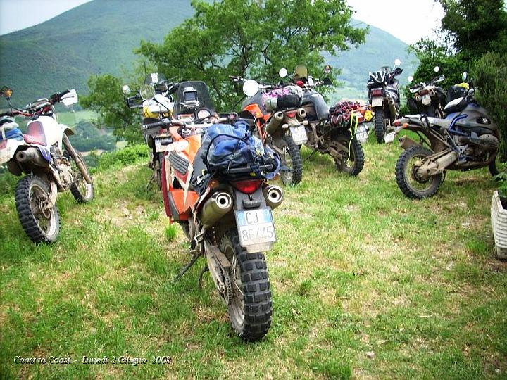 DSCN3210.JPG - Caricamento bagagli, ma siamo tutti mezzi cotti !! :-)