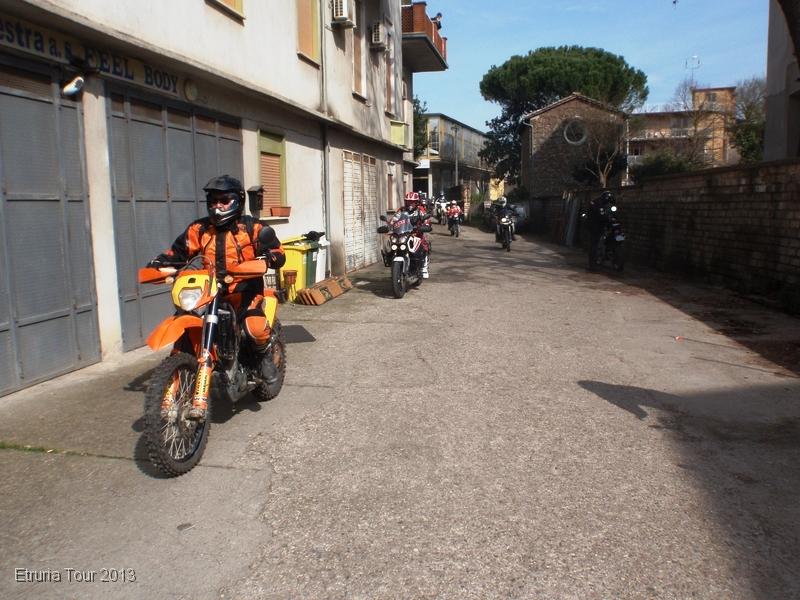 P3231274.JPG - Arrivano tutti sul punto di ritrovo