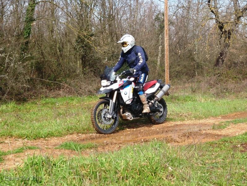 P3231296.JPG - Grande Paolo, oramai un veterano.. ha cambiato un Ktm 990 per questa.., mah, boh, eppure va molto, ma molto meglio..
