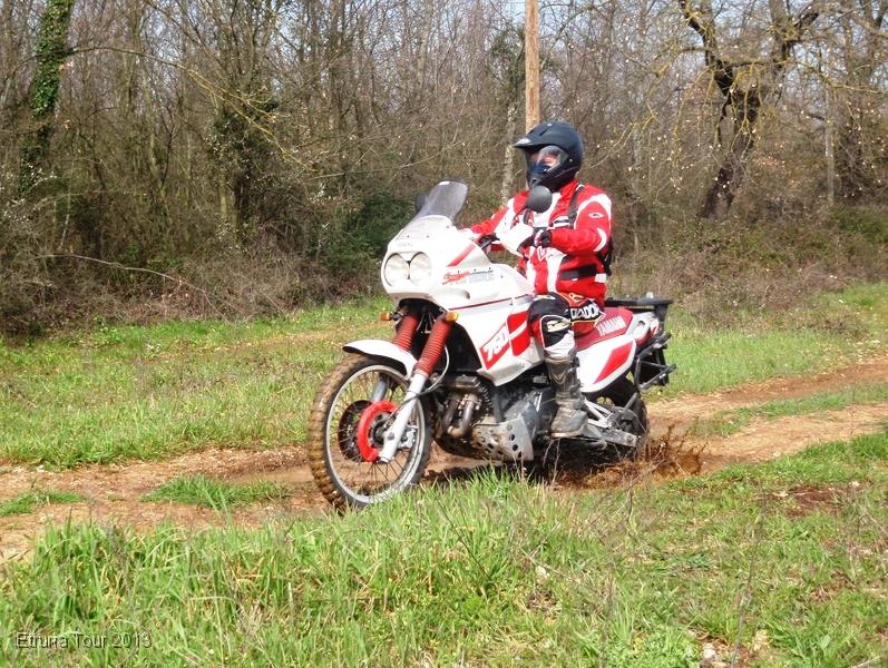 P3231298.JPG - Maremma stratosferica, Carlo col suo Super Tènèrè, beh, questa moto gli deve proprio garbare eh, il sottoscritto ne ha viste passare ben 3 sotto le sue mani...