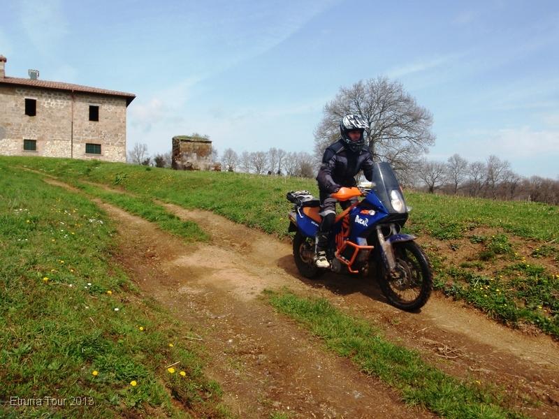 P3231323.JPG - Il solito Luigi apre, considerate che prima girava con l'Africa Twin.. roba da pazzi... comunque sembra che l'Africona non l'abbia venduta.. eheheh, chissà quando gli dura questa KTM.. :-)