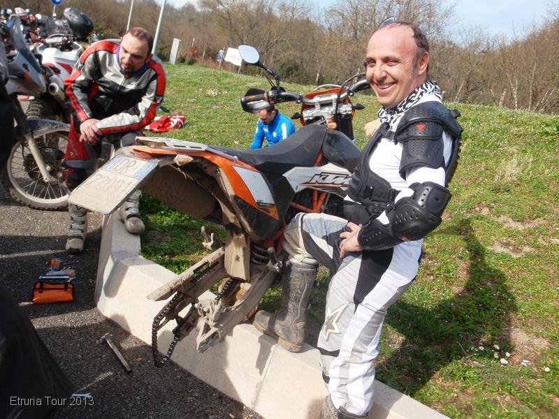 P3231452.JPG - Secondo voi chi poteva forare ?? Una Ktm eh !! :-)