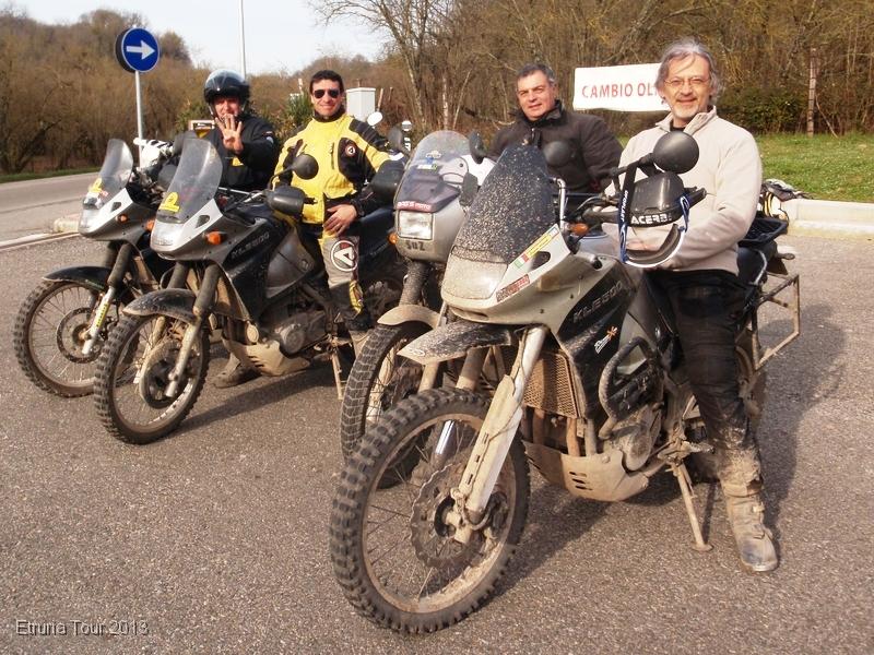 P3231457.JPG - Oh, 4 Kawasaki Kle 500... scusate se è poco... queste moto sono indistruttibili !! ;-)