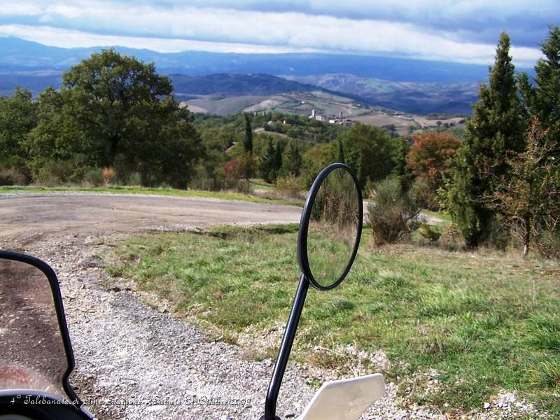 0243.JPG - In lontananza San Casciano dei Bagni e, nascosto dalle nuvole, il Monte Amiata.