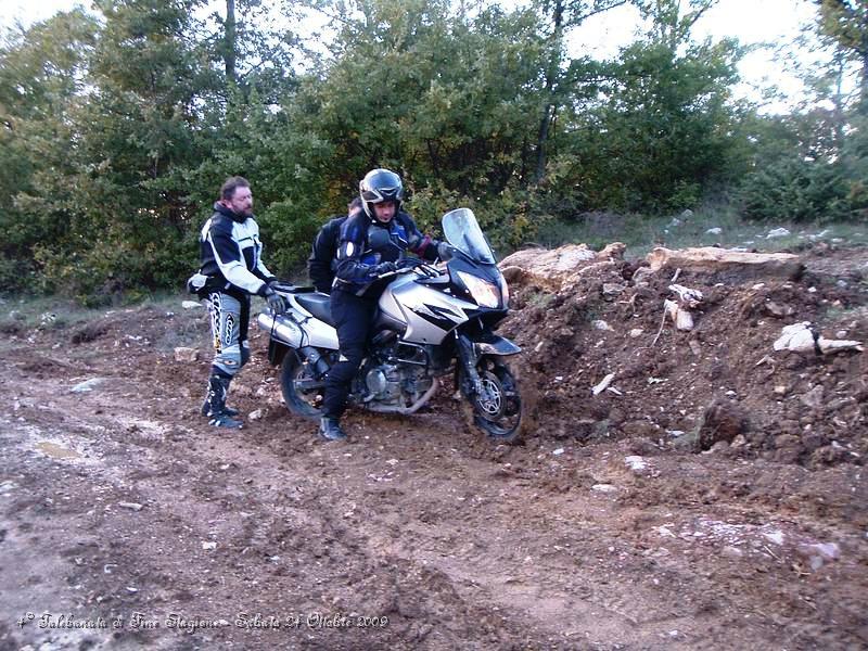 0349.JPG - Il mitco Rocco viene spinto nel fango