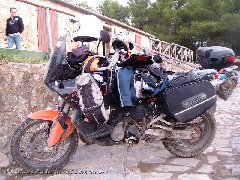 0407.JPG - E' l'ora di tornare a casa, le Moto cominciano ad essere caricate...