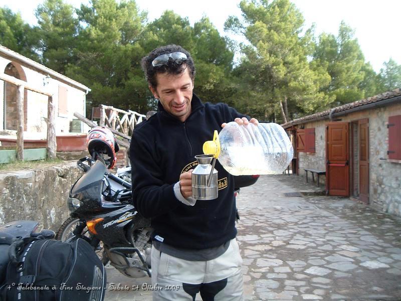 0419.JPG - Gianluca deve lubrificare la catena prima di partire...
