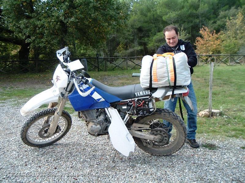 0424.JPG - Che spettacolo, quando si vede caricare una Motoretta in questa maniera si rimane letteralmente affascinati, altro che carrello !! :-)