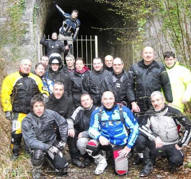 DSCN7239.JPG - Foto di gruppo sulla porta della Galleria....